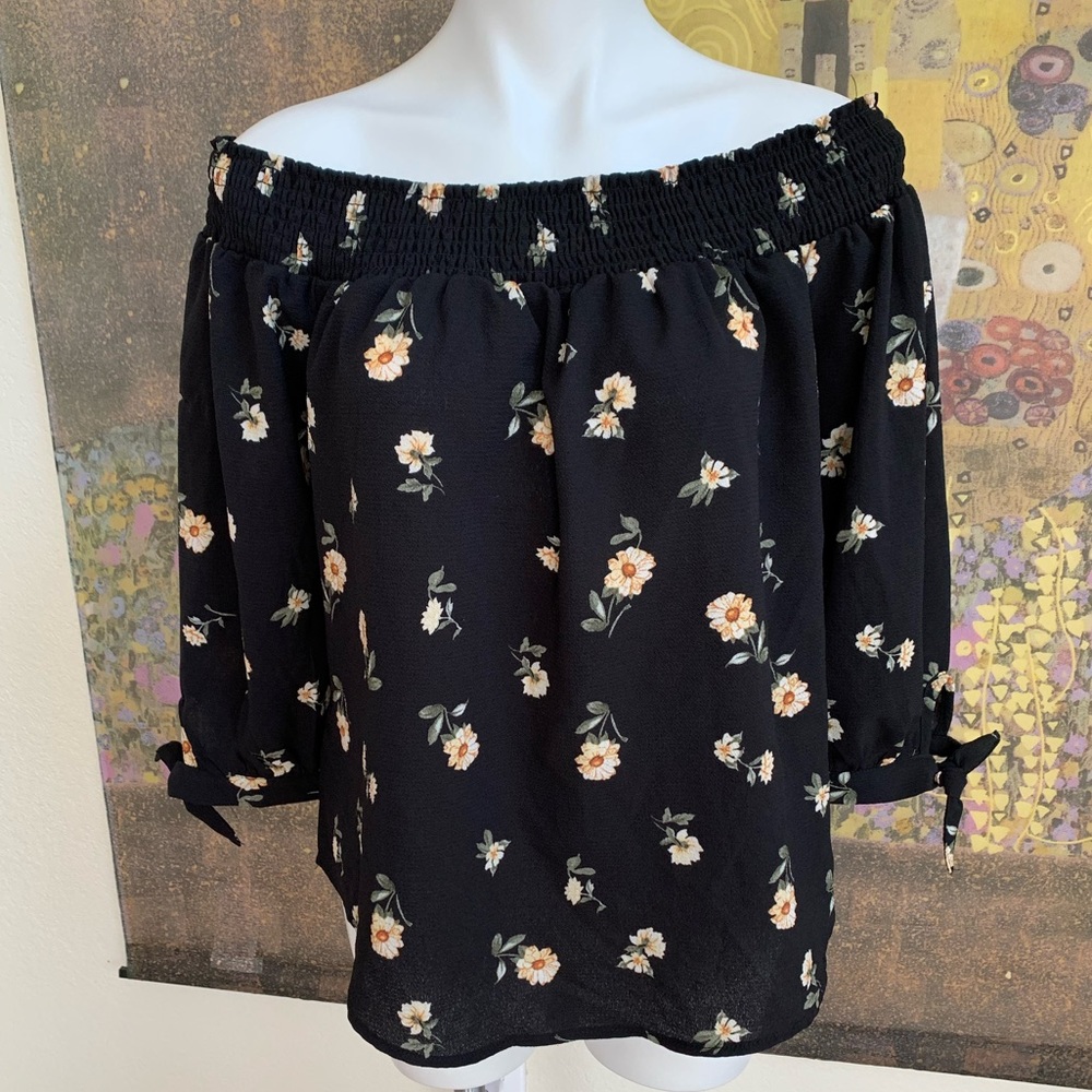 Beautiful RUE 21 off the shoulder top🌷
